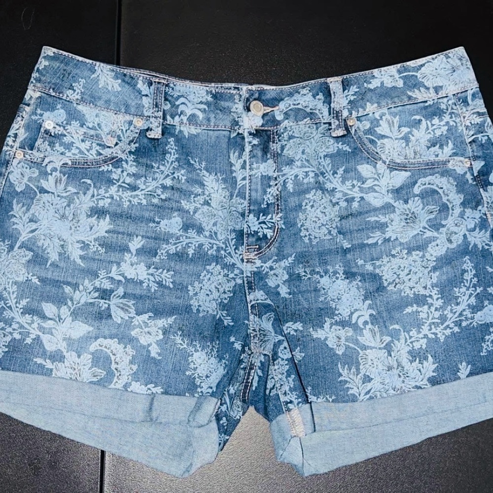 Time & Tru Floral Jean Shorts. Size 14.